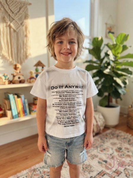 T-shirt  أبيض بكتابة سوداء.